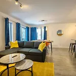 Modern Condo 2Br 4 Beds Ac Wi-Fi Free Parking