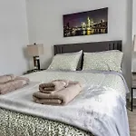 Modern Condo 2Br 4 Beds Ac Wi-Fi Free Parking